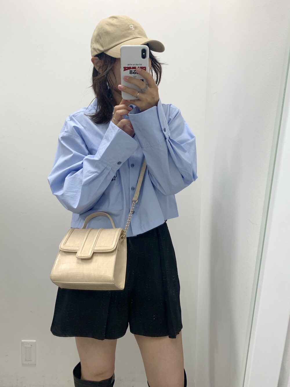 ブルー系のシャツ/ブラウス、ホワイト系のショルダーバッグ、ブラック系のその他パンツを着用したレディースの秋コーディネートの2枚目の写真