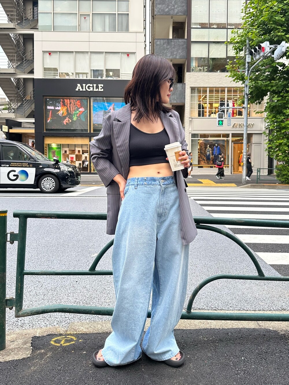 ブルー系のデニムパンツ、その他のテーラードジャケットを着用したレディースの夏コーディネートの2枚目の写真