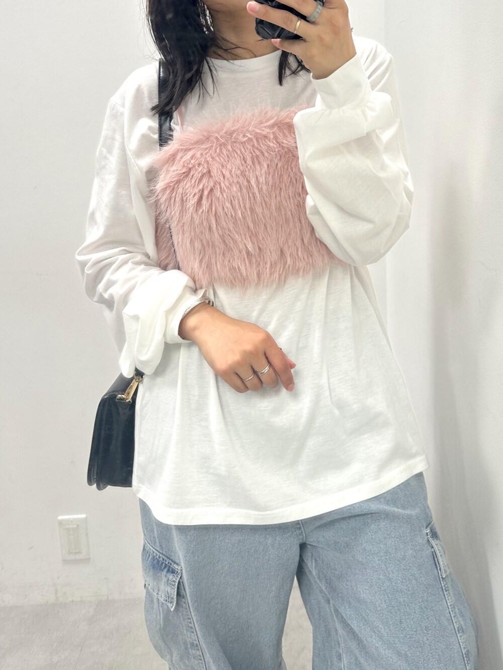 ブルー系のカーゴパンツ、ピンク系のその他トップス、ブラック系のTシャツ/カットソーを着用したレディースの夏コーディネートの2枚目の写真