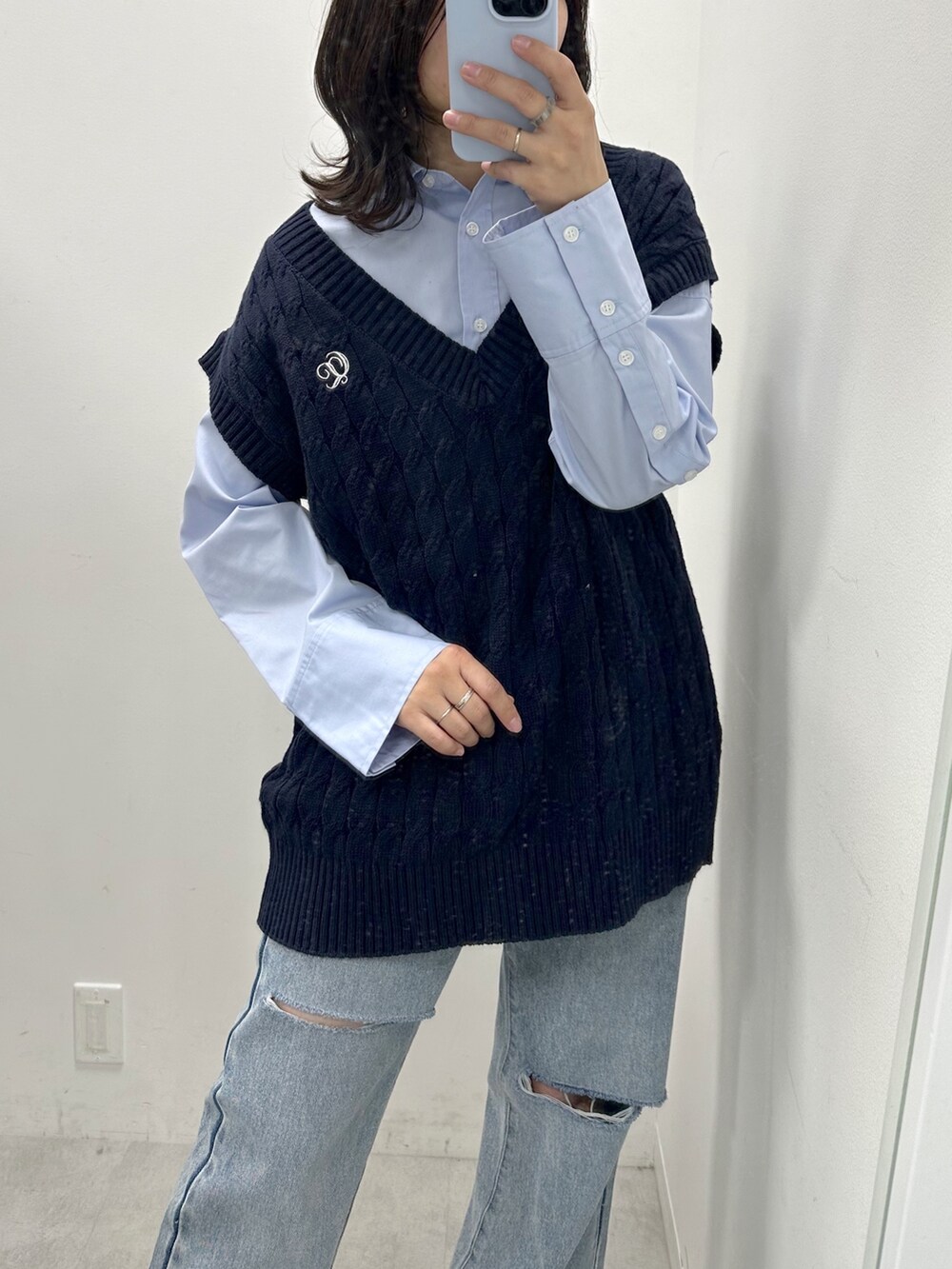 ブルー系のシャツ/ブラウス、ブルー系のベスト、ブルー系のデニムパンツを着用したレディースの冬コーディネートの2枚目の写真