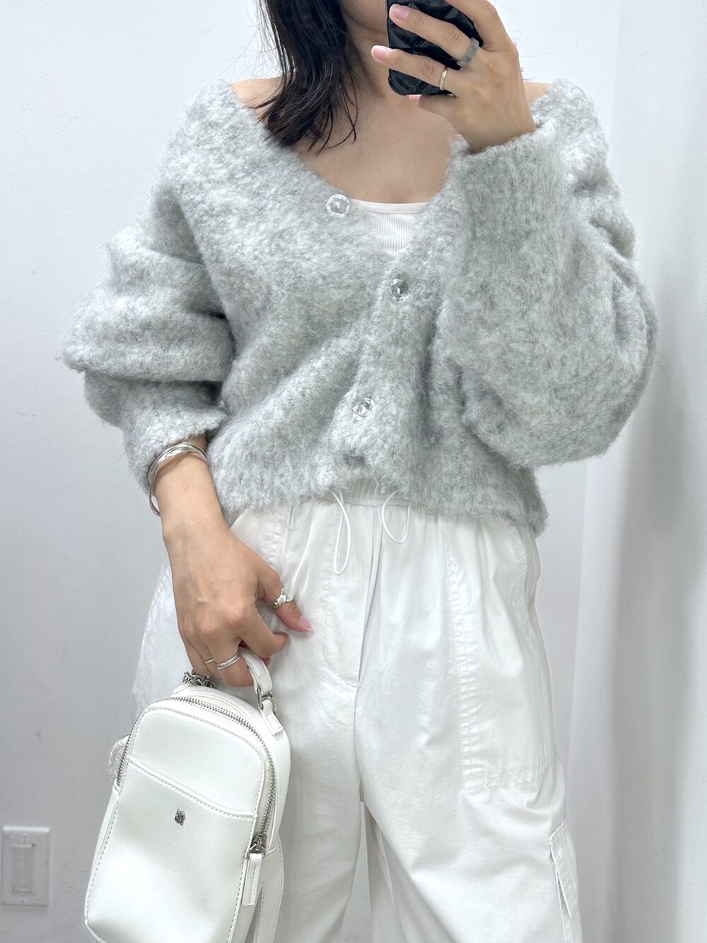 ホワイト系のカーゴパンツ、ベージュ系のカーディガン/ボレロ、ホワイト系のショルダーバッグを着用したレディースの夏コーディネートの2枚目の写真