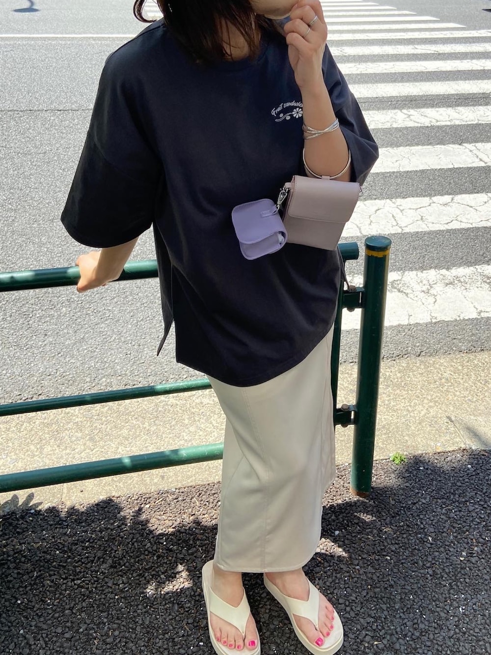 ブラック系のTシャツ/カットソー、ホワイト系のスカートを着用したレディースの夏コーディネートの3枚目の写真