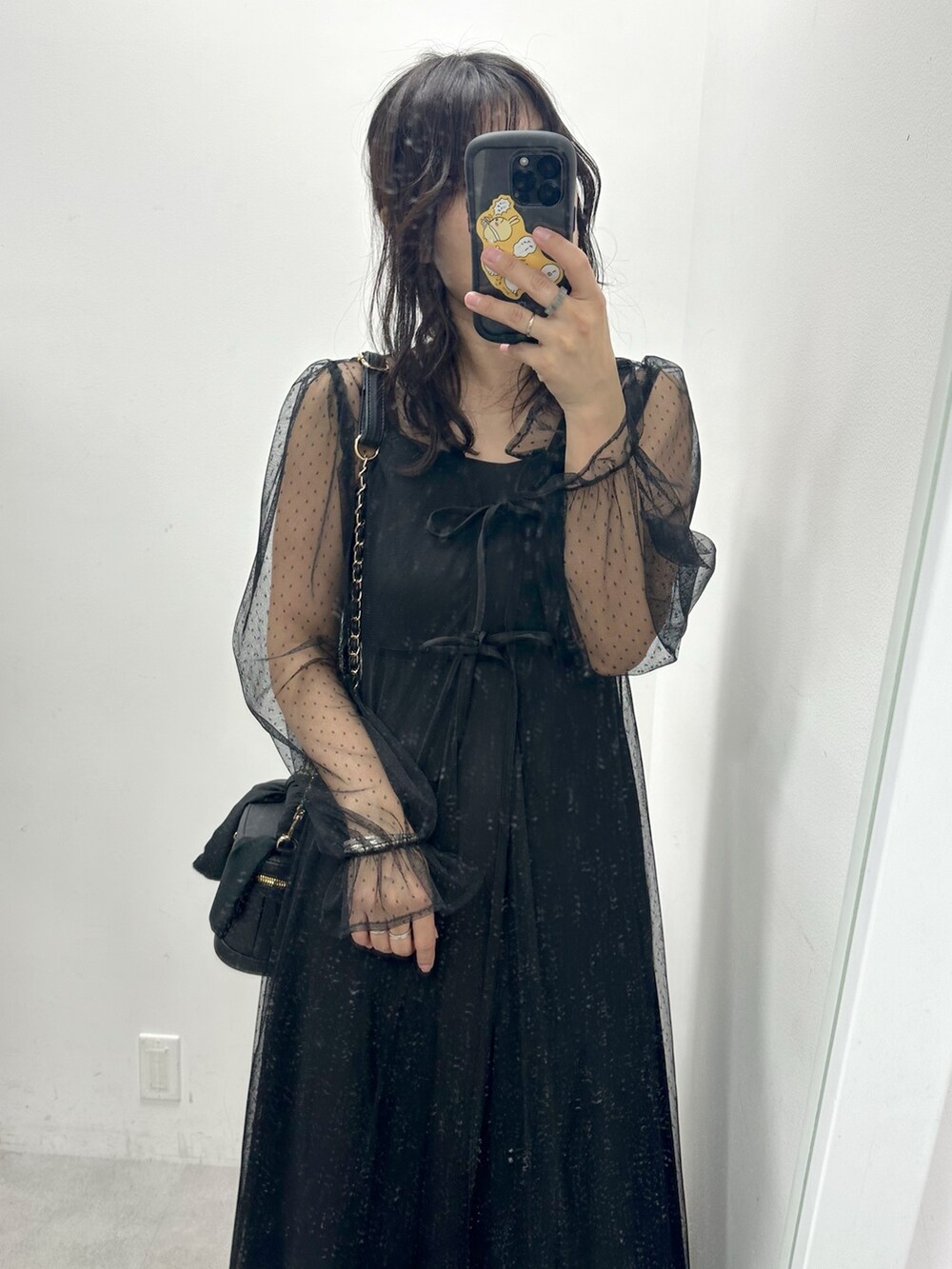 ブラック系のドレスを着用したレディースの冬コーディネートの2枚目の写真