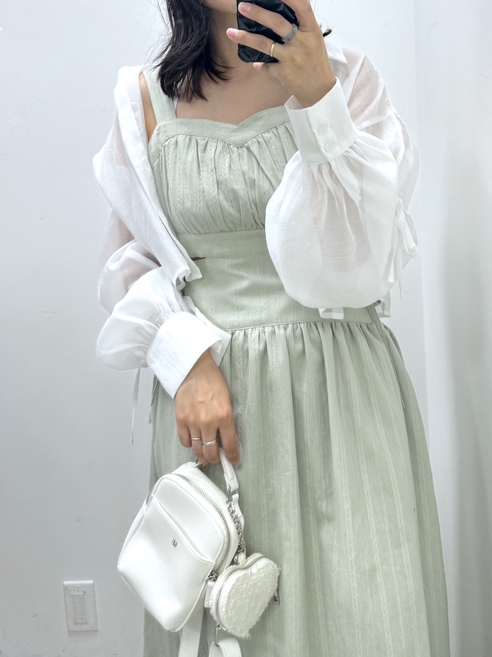 グリーン系のワンピース、ホワイト系のシャツ/ブラウス、ホワイト系のショルダーバッグを着用したレディースの夏コーディネートの2枚目の写真