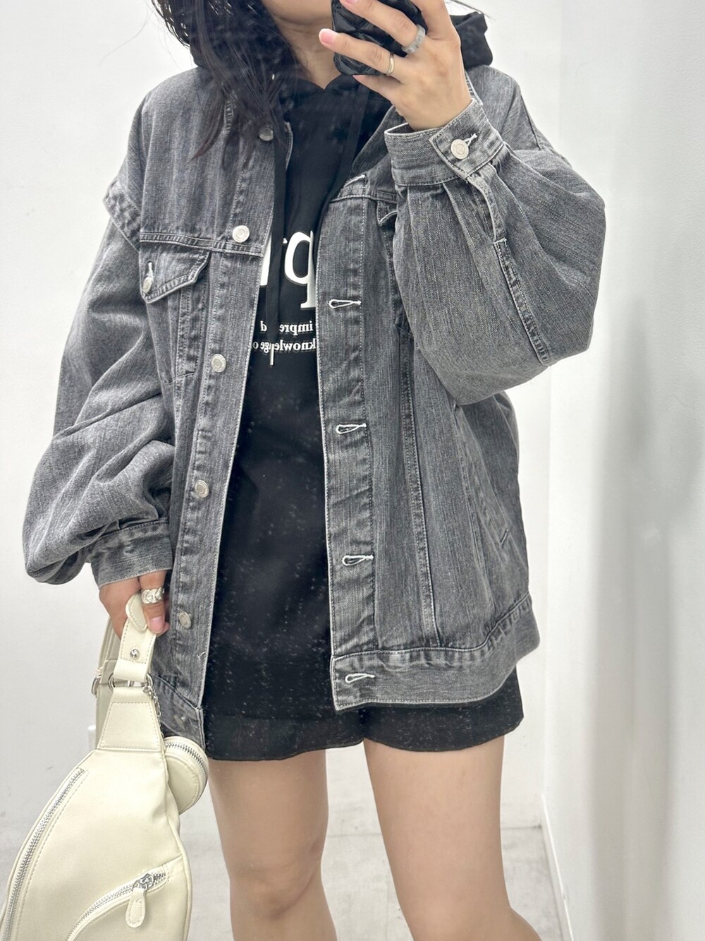 ブラック系のその他パンツ、ブラック系のパーカー、ブラック系のデニムジャケットを着用したレディースの夏コーディネートの2枚目の写真