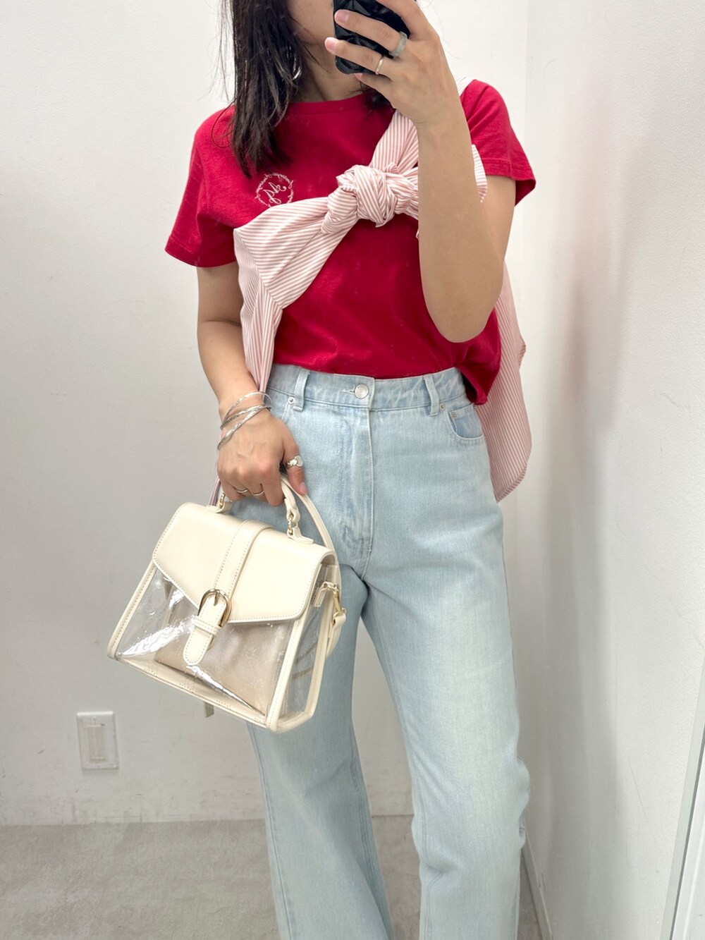 ブルー系のデニムパンツ、レッド系のTシャツ/カットソー、ピンク系のシャツ/ブラウスを着用したレディースの春コーディネートの2枚目の写真