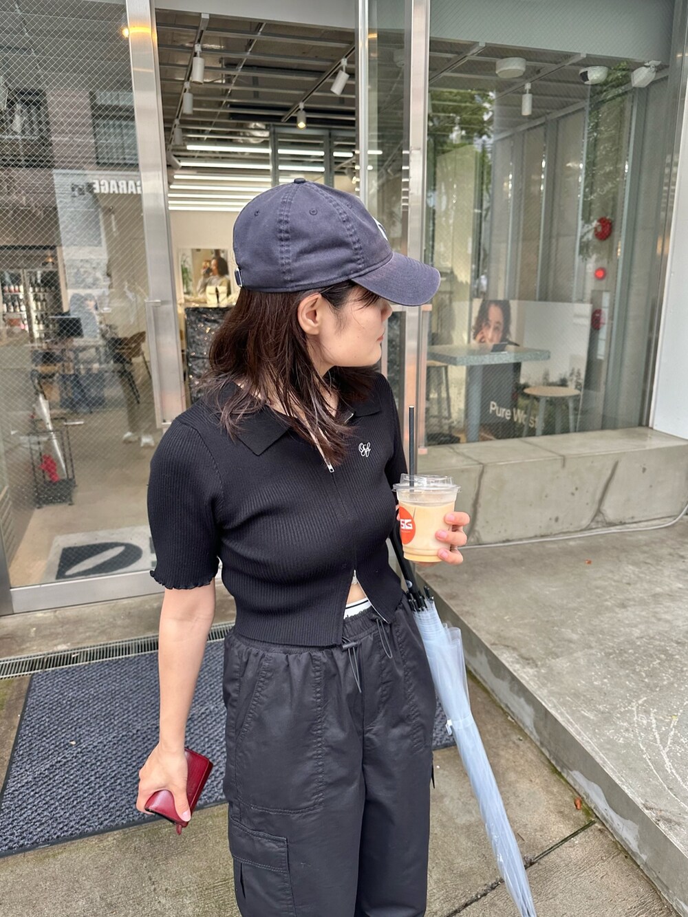 ブラック系のカーゴパンツ、ブラック系のTシャツ/カットソーを着用したレディースの夏コーディネートの2枚目の写真