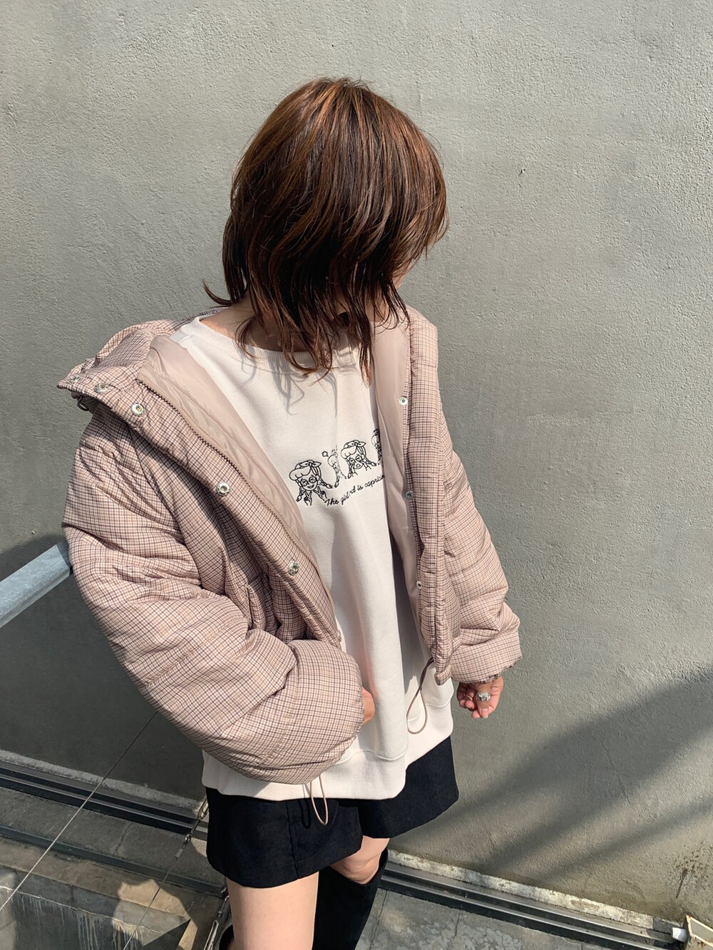 ブラック系のブーツ、ブラック系のその他パンツ、ベージュ系のブルゾンを着用したレディースの秋コーディネートの2枚目の写真