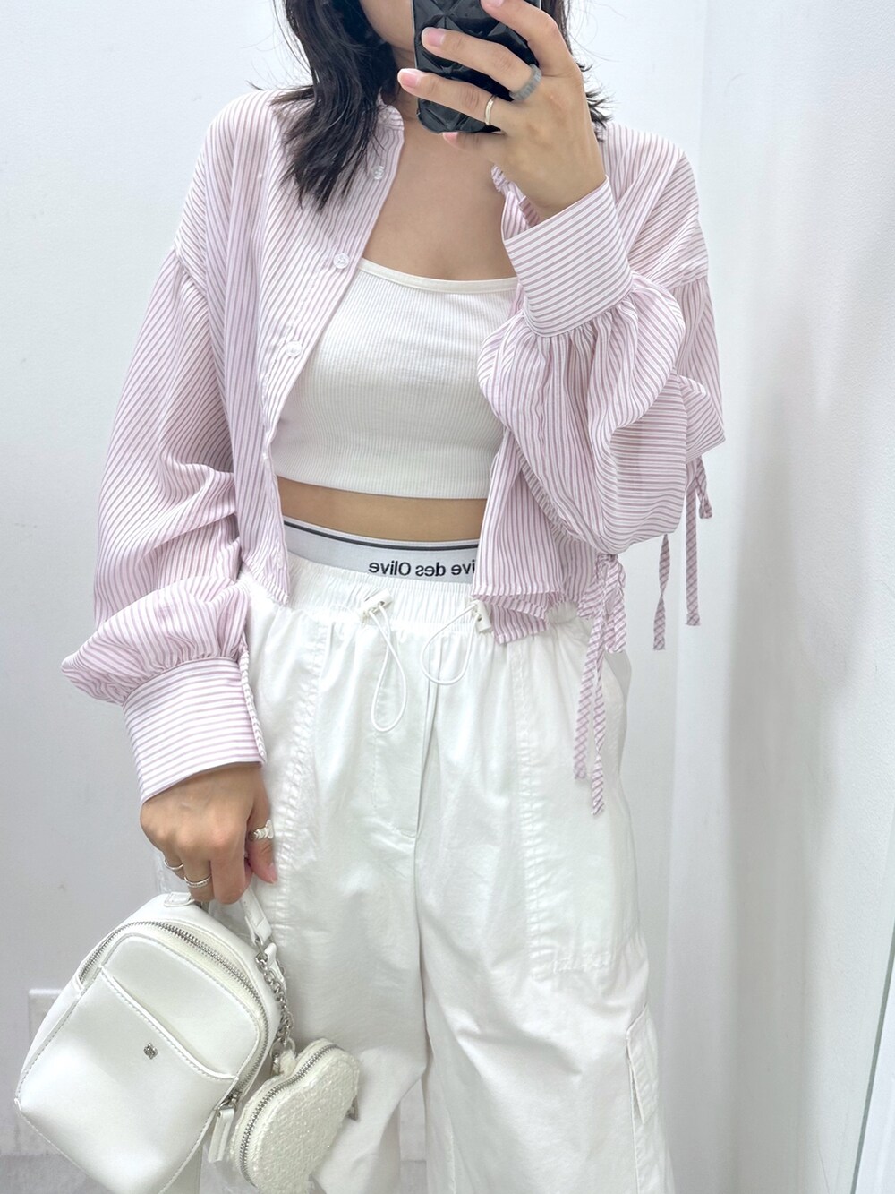 ホワイト系のカーゴパンツ、パープル系のシャツ/ブラウス、ホワイト系のショルダーバッグを着用したレディースの夏コーディネートの2枚目の写真