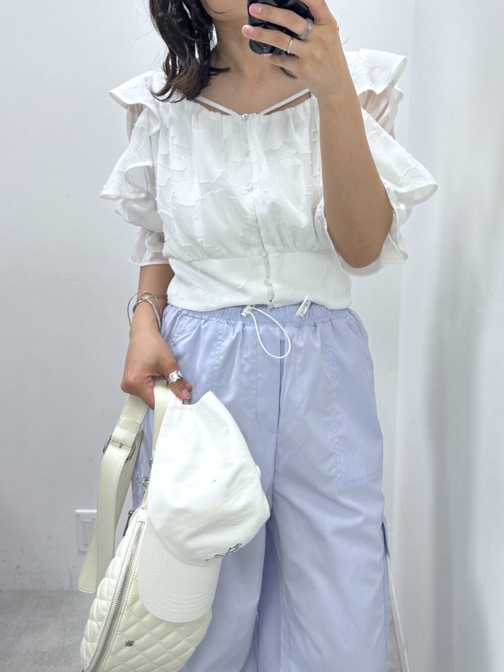 ブルー系のカーゴパンツ、ホワイト系のシャツ/ブラウス、ホワイト系のボディバッグ/ウエストポーチを着用したレディースの夏コーディネートの2枚目の写真
