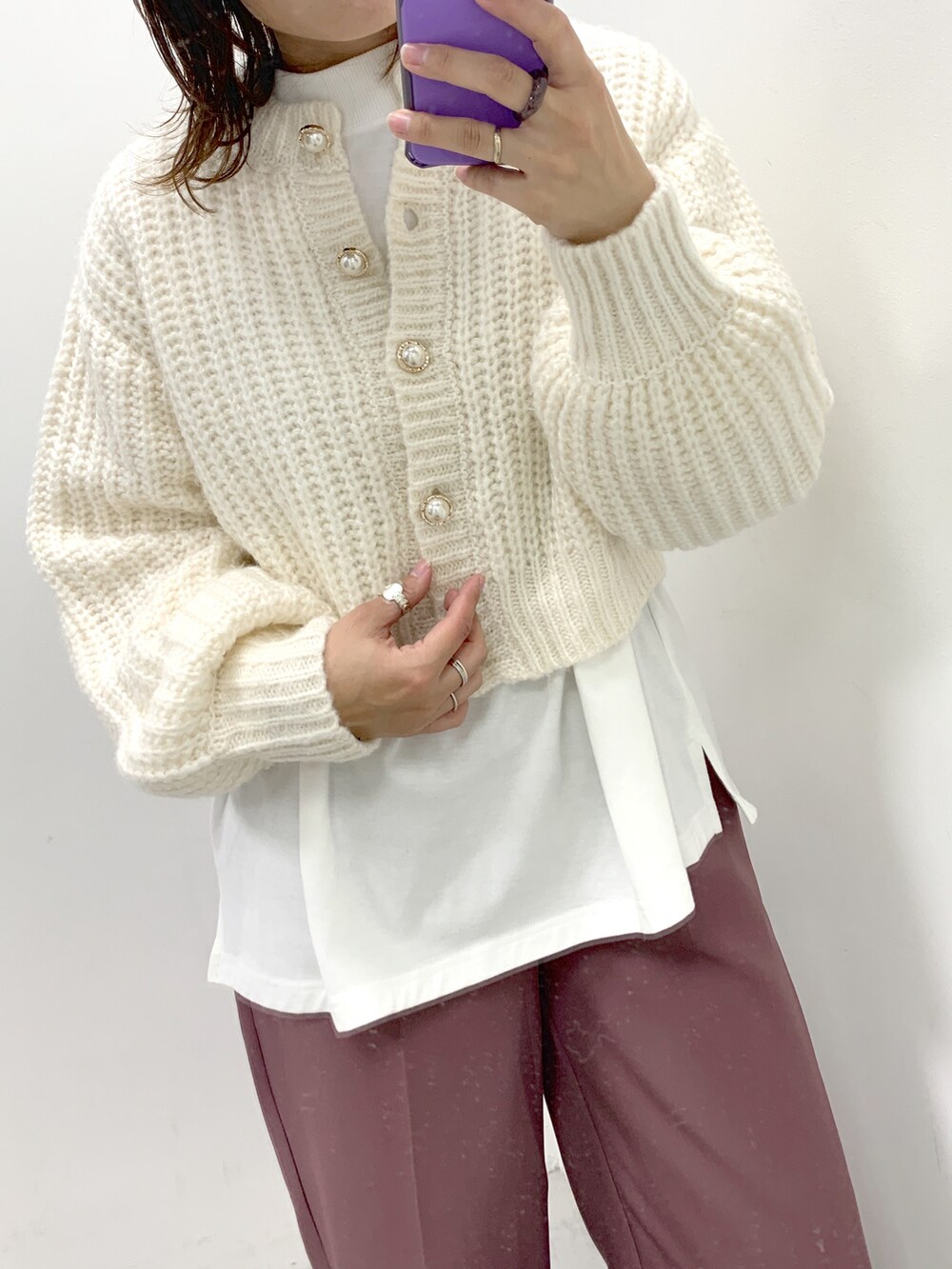 ブラウン系のその他パンツ、ホワイト系のTシャツ/カットソー、ホワイト系のカーディガン/ボレロを着用したレディースの秋コーディネートの2枚目の写真