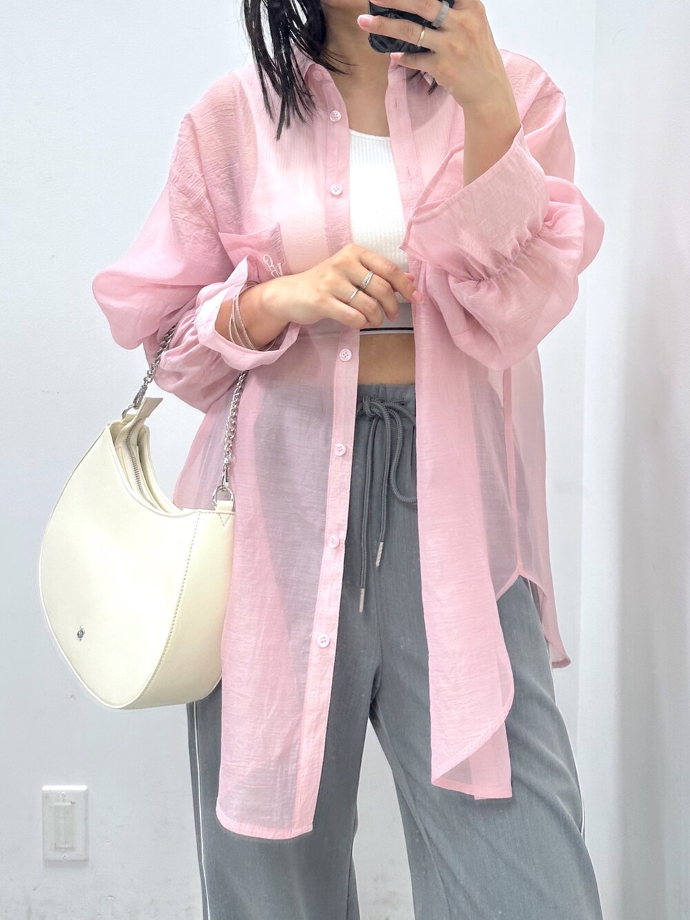 グレー系のその他パンツ、ホワイト系のタンクトップ、ピンク系のシャツ/ブラウスを着用したレディースの夏コーディネートの2枚目の写真