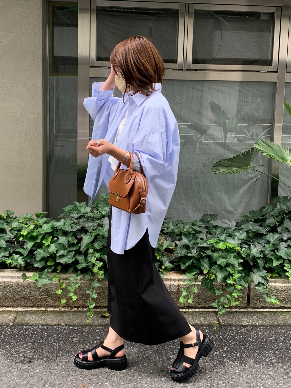 ブラック系のスカート、ホワイト系のTシャツ/カットソー、ブルー系のシャツ/ブラウスを着用したレディースの夏コーディネートの2枚目の写真