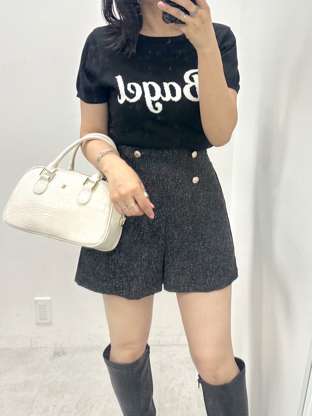 ブラック系のその他パンツ、ブラック系のニット/セーター、ホワイト系のショルダーバッグを着用したレディースの夏コーディネートの2枚目の写真