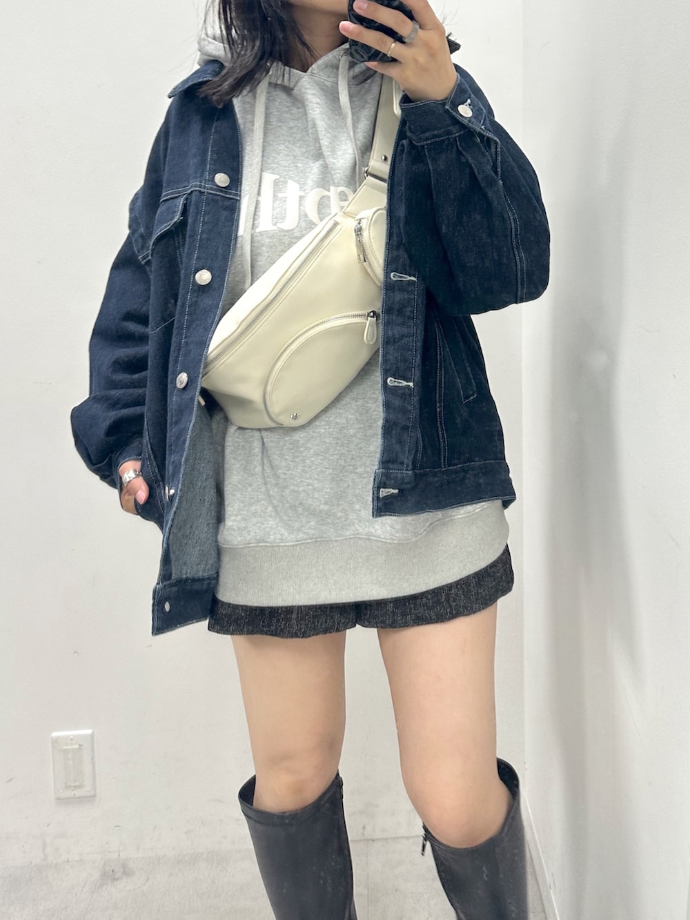 ブラック系のその他パンツ、ホワイト系のボディバッグ/ウエストポーチ、グレー系のパーカーを着用したレディースの夏コーディネートの2枚目の写真