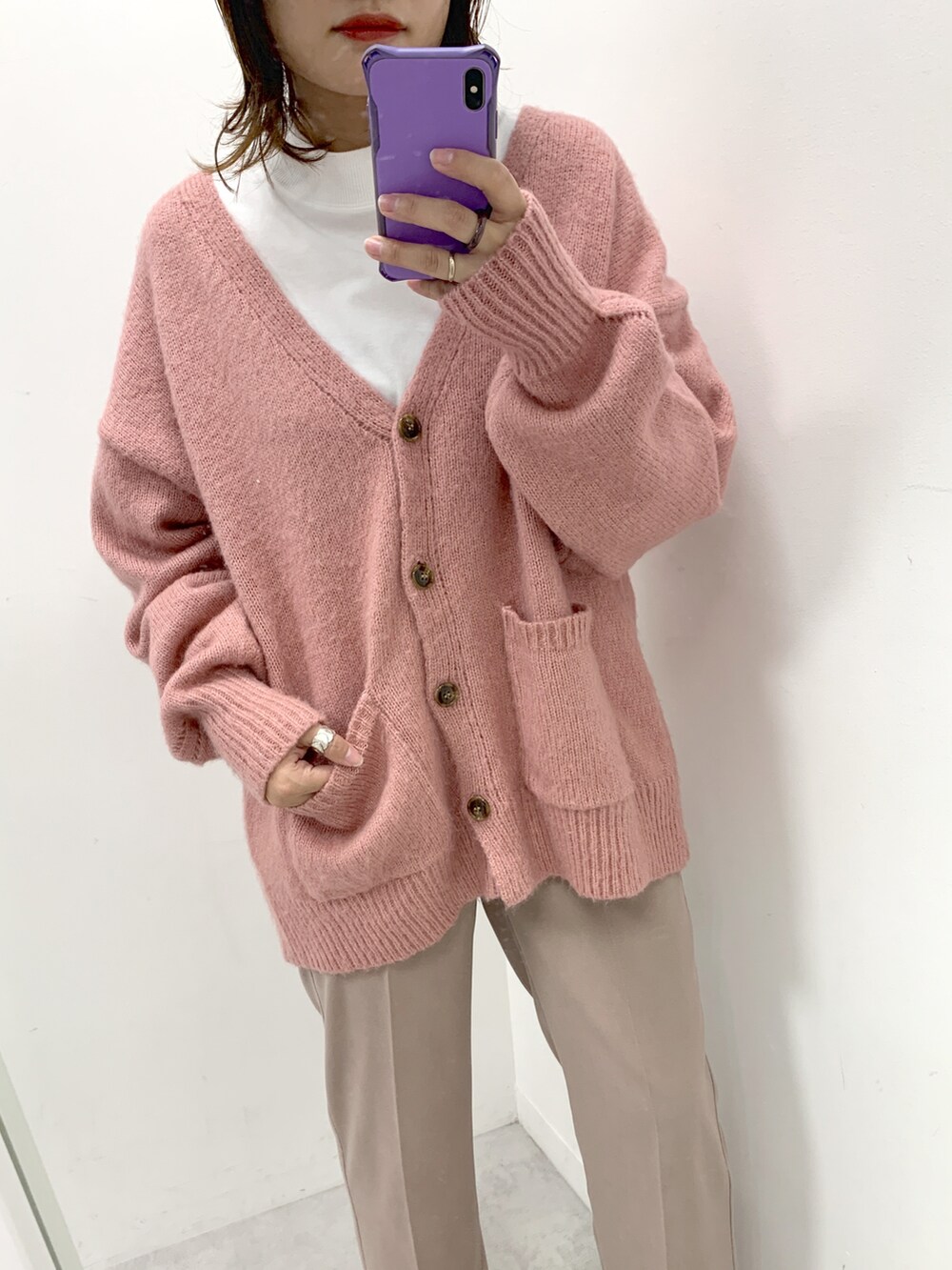 ピンク系のカーディガン/ボレロ、ホワイト系のTシャツ/カットソー、ホワイト系のブーツを着用したレディースの秋コーディネートの2枚目の写真