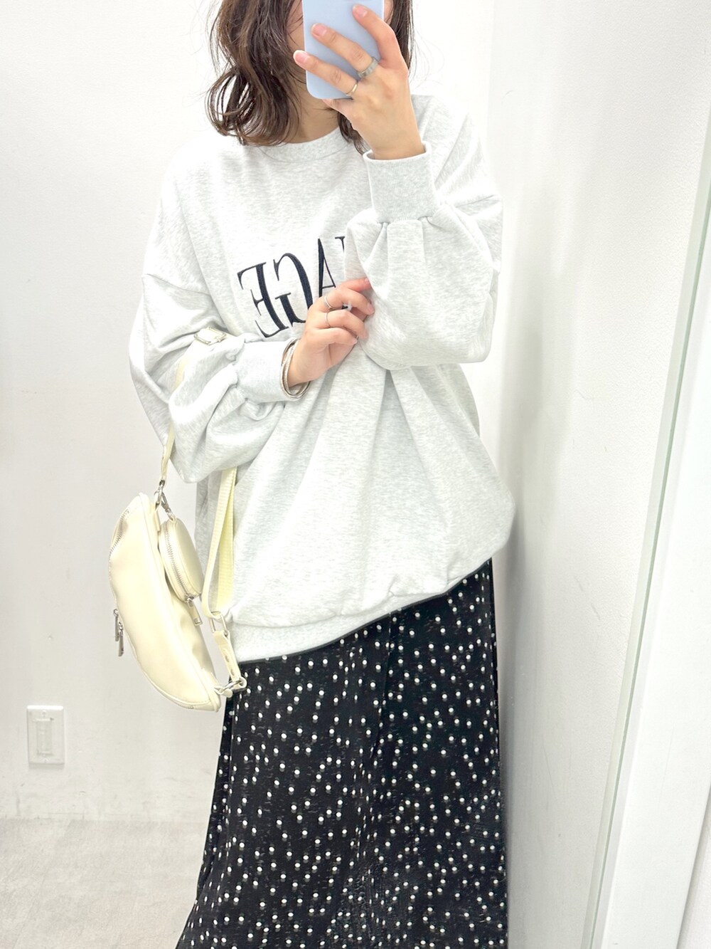 その他のワンピース、ベージュ系のスウェット、ホワイト系のスニーカーを着用したレディースの冬コーディネートの2枚目の写真