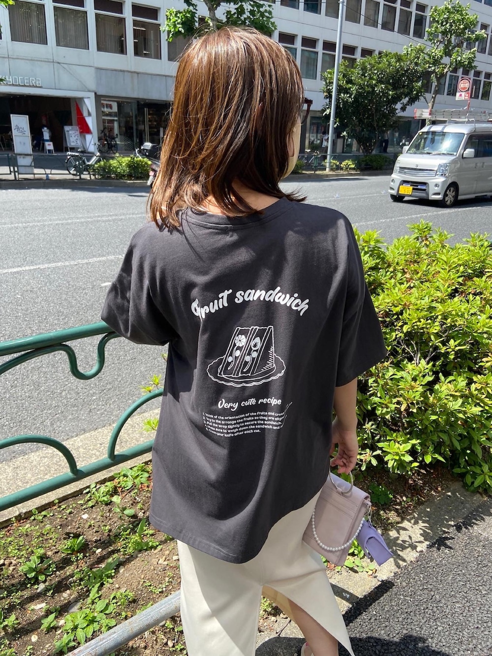 ブラック系のTシャツ/カットソー、ホワイト系のスカートを着用したレディースの夏コーディネートの2枚目の写真