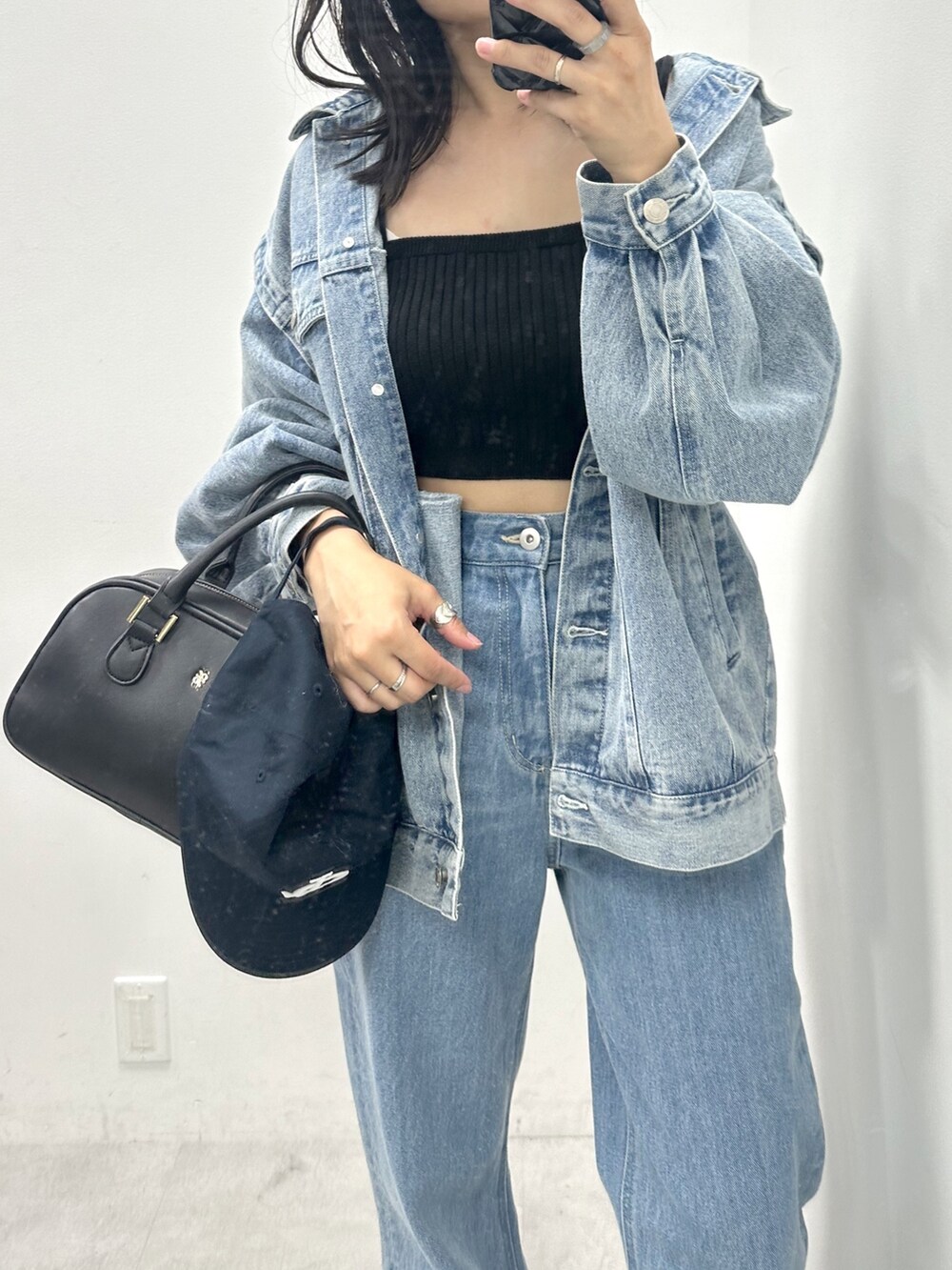 ブルー系のデニムパンツ、ブラック系のTシャツ/カットソー、ブルー系のデニムジャケットを着用したレディースの夏コーディネートの2枚目の写真