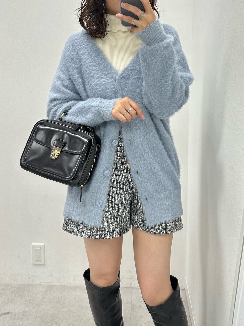 ブラック系のその他パンツ、ブルー系のカーディガン/ボレロ、ホワイト系のニット/セーターを着用したレディースの秋コーディネートの2枚目の写真