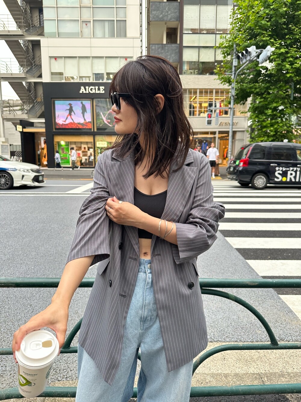 ブルー系のデニムパンツ、その他のテーラードジャケットを着用したレディースの夏コーディネートの3枚目の写真