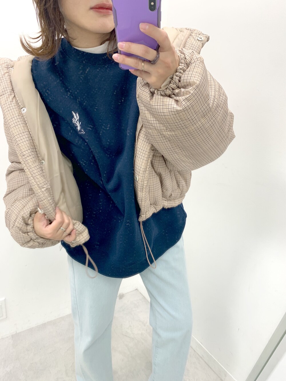 ブラック系のパンプス、ブルー系のデニムパンツ、ベージュ系のブルゾンを着用したレディースの冬コーディネートの2枚目の写真