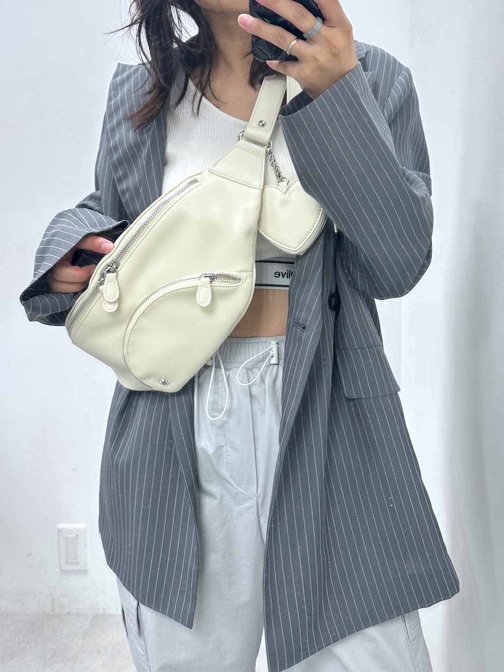 ブルー系のカーゴパンツ、その他のテーラードジャケット、ホワイト系のボディバッグ/ウエストポーチを着用したレディースの夏コーディネートの2枚目の写真