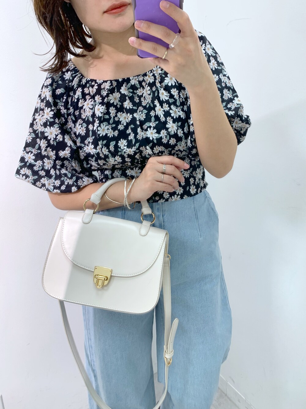 ブラック系のバレエシューズ、ブルー系のデニムパンツ、ホワイト系のショルダーバッグを着用したレディースの春コーディネートの2枚目の写真