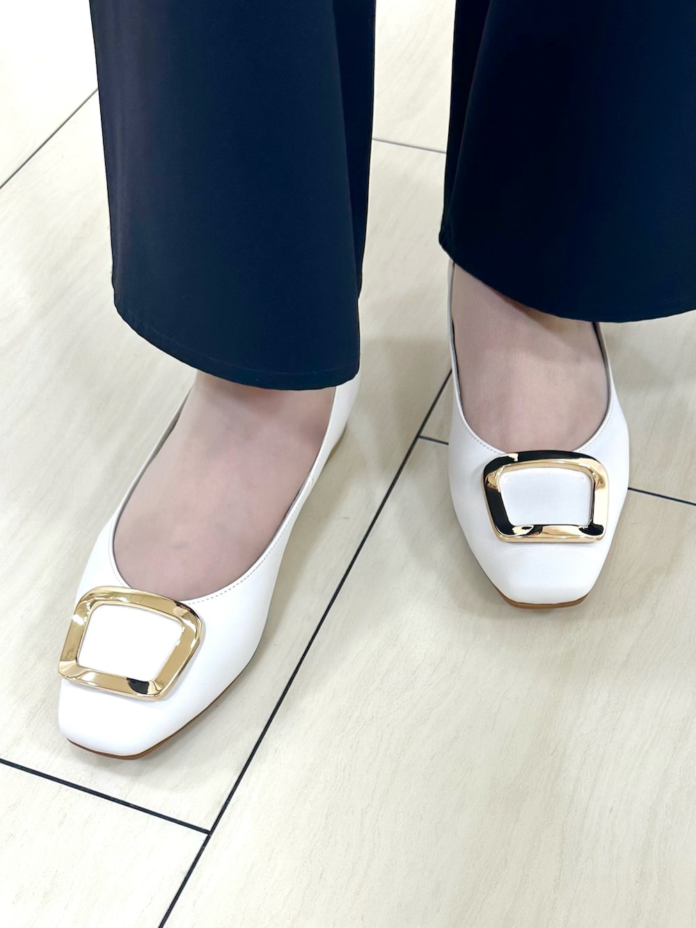 ベージュ系のパンプスを着用したレディースの春コーディネートの2枚目の写真