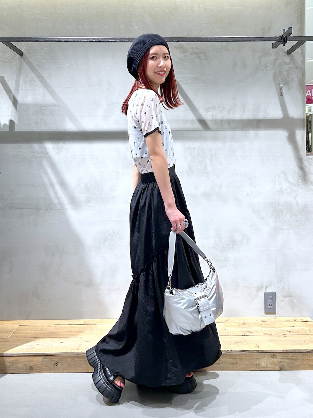 「ボリュームスカート、モノトーン、ベレー帽、モノグラム柄、シアーTシャツ、シアートップス、オトナガーリー、夏コーデ、厚底サンダル、シルバーバッグ」｜「PAGEBOYの<高畠百加着用アイテム>モノグラムシアーT（Tシャツ/カットソー、ホワイト系）」を使った、ゆきほさん（骨格ナチュラル・レディース・159cm）の夏コーディネートの2枚目の写真