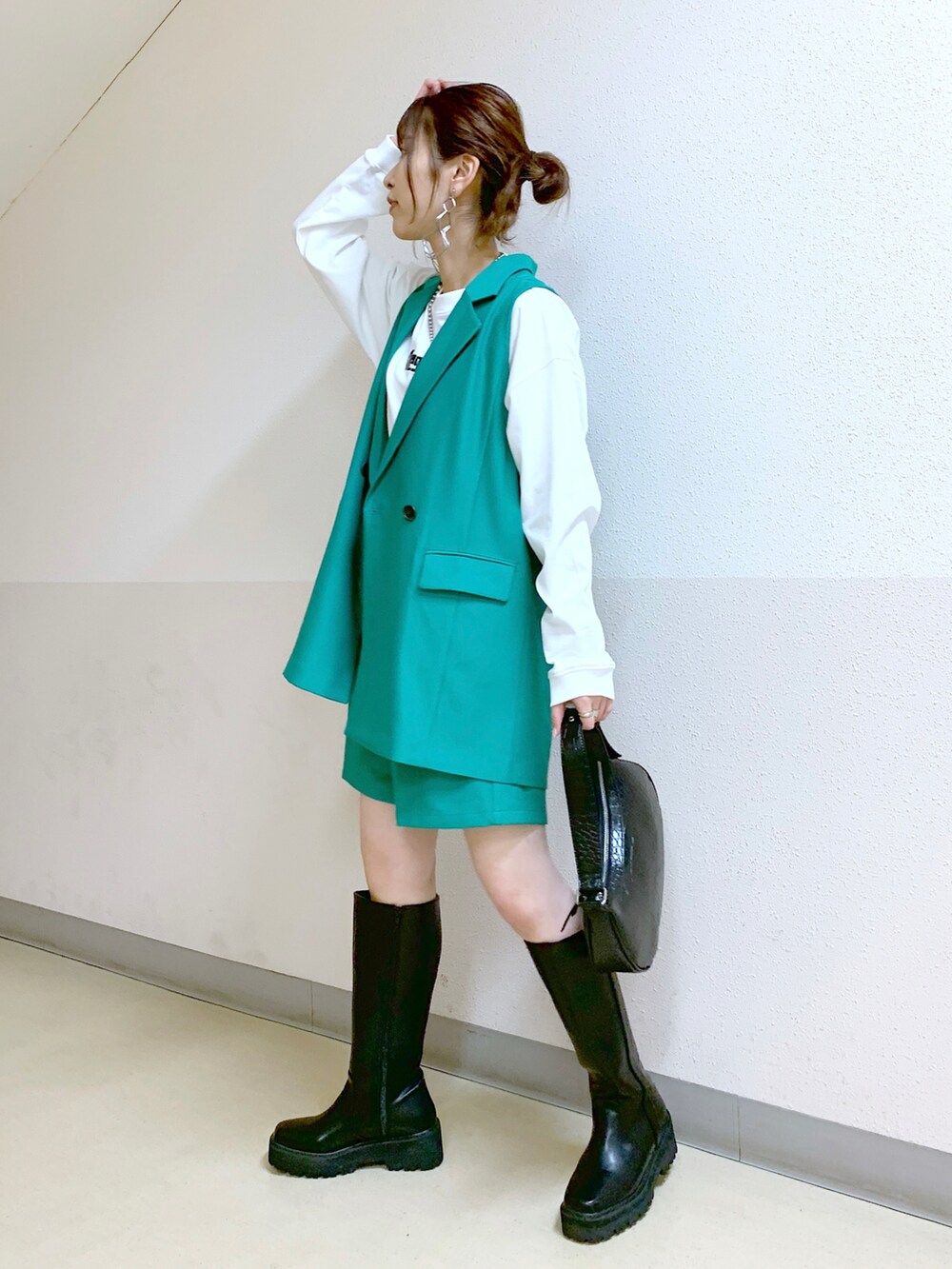 グリーン系のその他アウター、グリーン系のパンツ、ブラック系のブーツを着用したレディースの春コーディネートの2枚目の写真