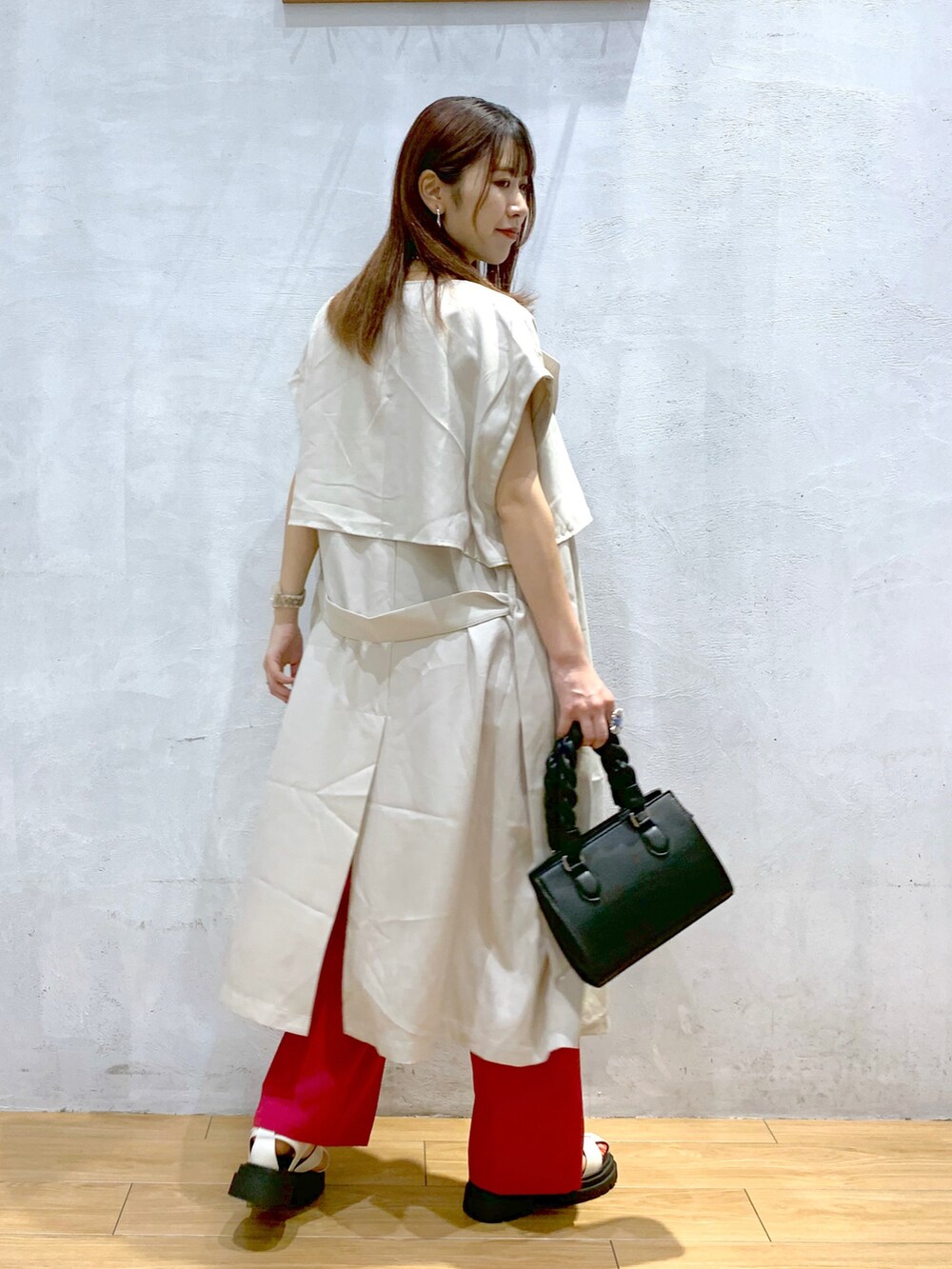 「秋のコーデ、夏コーデ、カラーパンツ、スラックス、ショート丈トップス、トレンチ、ジレ、グルカサンダル」｜「PAGEBOYのショートカップ付きキャミ（キャミソール、ホワイト系）」を使った、ゆきほさん（レディース・159cm）の秋コーディネートの3枚目の写真