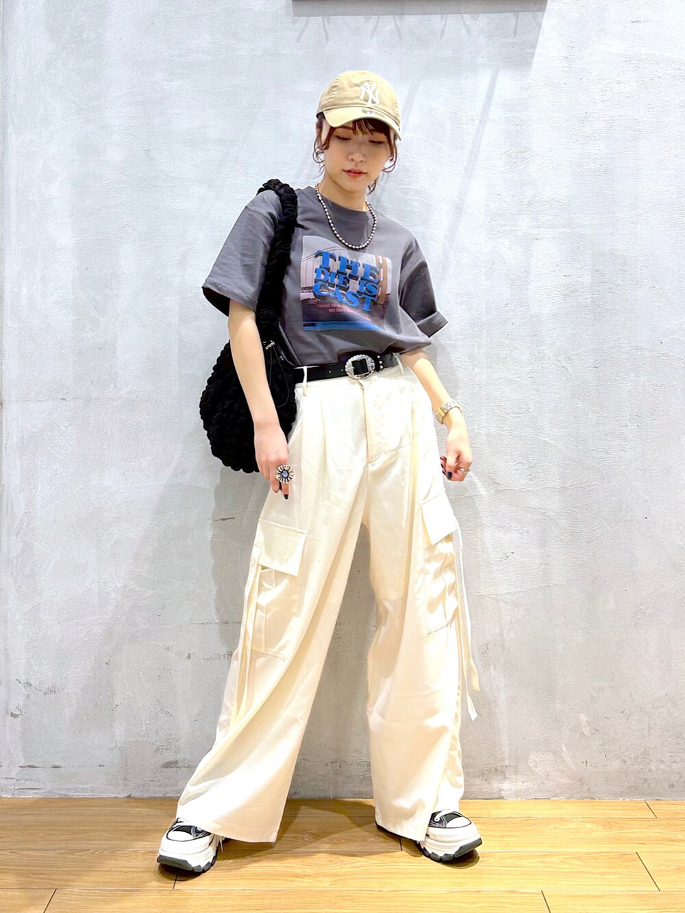 「カジュアルコーデ、カーゴパンツ、プリントT、キャップ、アメカジ、骨格ナチュラル、メンズライク」｜「PBLIMのPAGEBOYLIM/クラシックムービーT（Tシャツ/カットソー、グレー系）」を使った、ゆきほさん（骨格ナチュラル・レディース・159cm）の春コーディネートの2枚目の写真