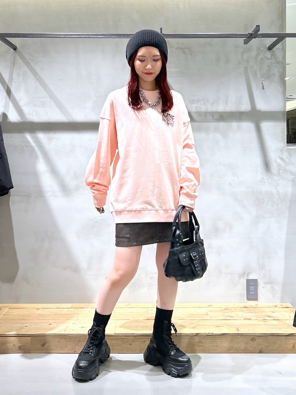 「スウェット、オーバーサイズ、ユニセックス、プリントスウェット、レザースカート、ミニ丈、ミニスカート、ブーツ、ベレー帽、秋コーデ、カジュアル」｜「PAGEBOYのニットベレー（ハンチング/ベレー帽、ブラック系）」を使った、ゆきほさん（骨格ナチュラル・レディース・159cm）の秋コーディネートの2枚目の写真