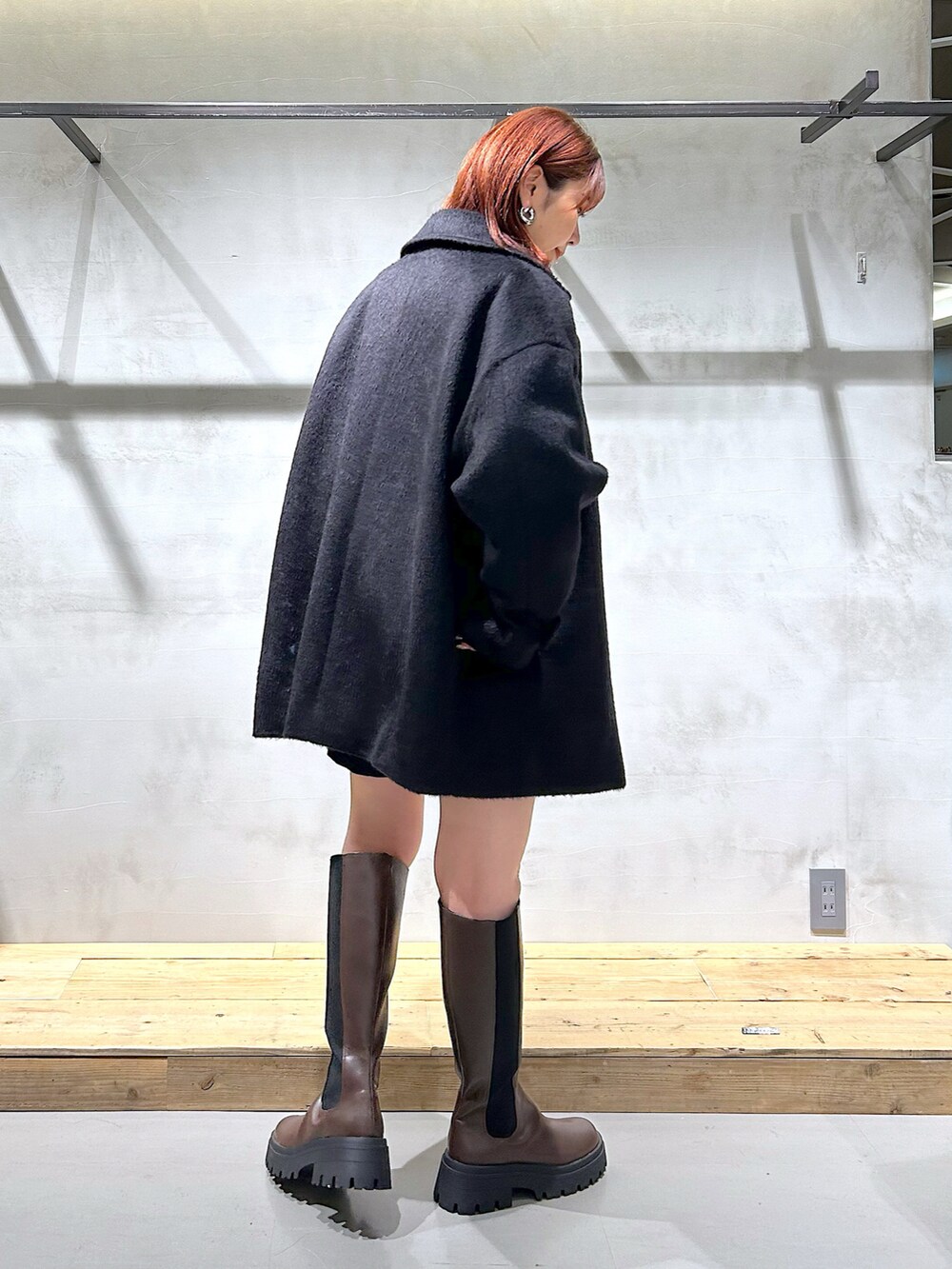 「コート、冬アウター、ミドル丈、スウェット、ショートパンツ、ロングブーツ、大人カジュアル、カジュアルコーデ」｜「PAGEBOYのトラックスウェット（スウェット、グレー系）」を使った、ゆきほさん（骨格ナチュラル・レディース・159cm）の冬コーディネートの4枚目の写真