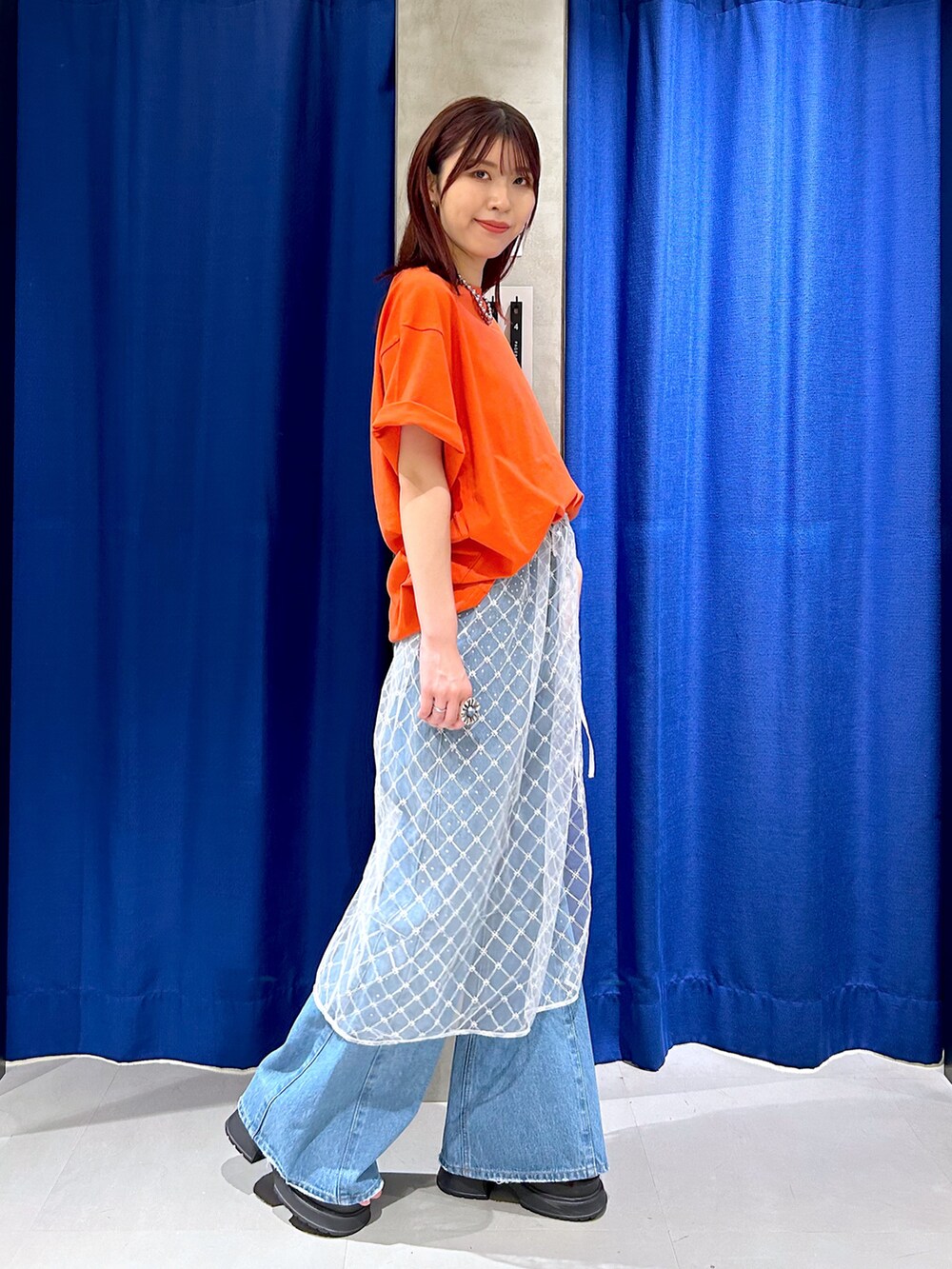 「無地T、レイヤード、レイヤードスタイル、チュールスカート、チュール、デニム、ワイドデニム、オレンジ、夏コーデ」｜「PAGEBOYのチュールレイヤード（スカート、ホワイト系）」を使った、ゆきほさん（骨格ナチュラル・レディース・159cm）の夏コーディネートの3枚目の写真