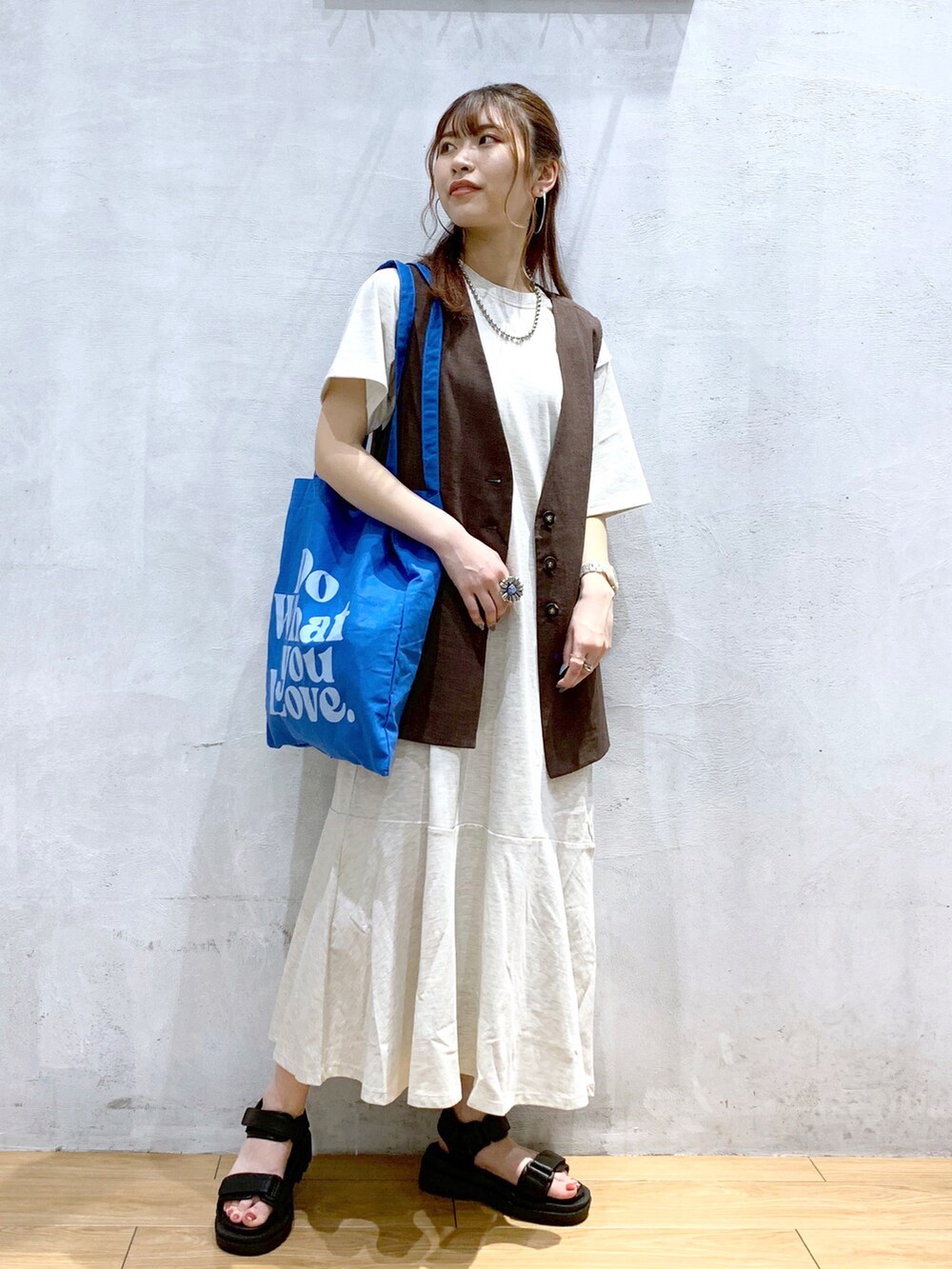「ワンピース、ジレ、初夏コーデ、スポサン、トートバッグ、青、カットソーワンピース、ティアードワンピース」｜「PAGEBOYのリネンライククリアジレ（その他アウター、ブラウン系）」を使った、ゆきほさん（レディース・159cm）の春コーディネートの2枚目の写真