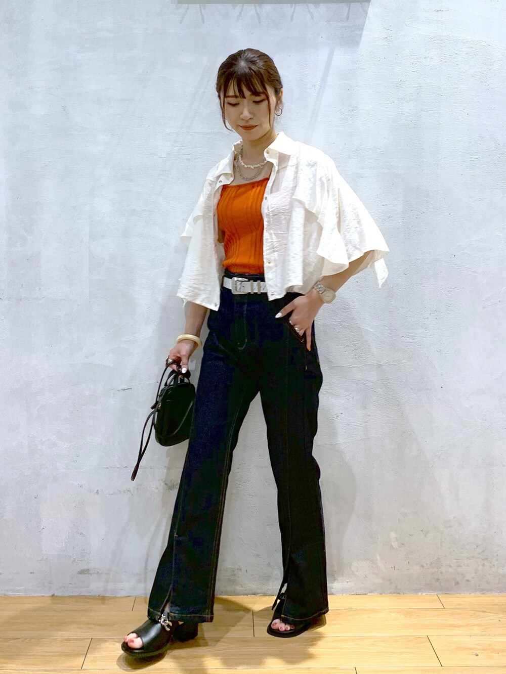 「カジュアル、シャツ、JEANASiS、ショート丈トップス、デニム、フレアパンツ、夏コーデ、お出かけコーデ、オレンジ」｜「PAGEBOYのデザインリブニットタンク（タンクトップ、オレンジ系）」を使った、ゆきほさん（レディース・159cm）の夏コーディネートの2枚目の写真