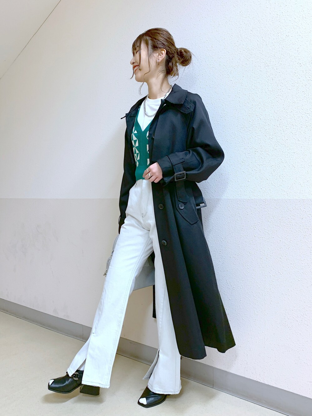 「トレンチコート、ロングコート、ブラック、モノトーン、フレアデニム、フレアパンツ、スリットパンツ、春コーデ、モード、大人カジュアル、チェーンバッグ、シルバー」｜「PAGEBOYのクリアスタンドトレンチコート（トレンチコート、ブラック系）」を使った、ゆきほさん（レディース・159cm）の春コーディネートの2枚目の写真