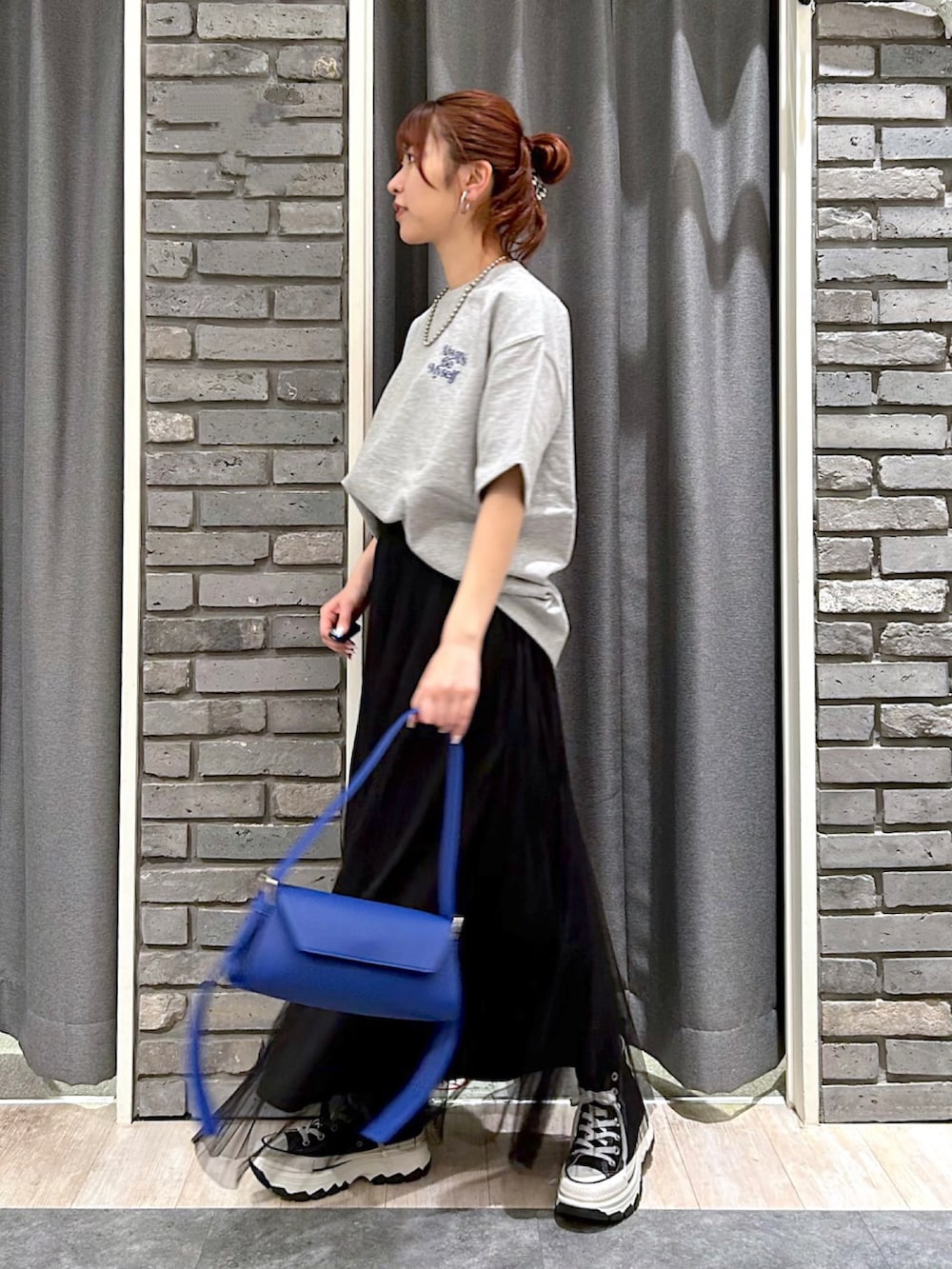 「Tシャツ、夏コーデ、ロゴT、バックプリント、チュールスカート、ブルー×グレー、スニーカー、ユニセックス、オーバーサイズ、骨格ナチュラル」｜「PBLIMのPAGEBOYLIM/ALWAYSロゴT（Tシャツ/カットソー、グレー系）」を使った、ゆきほさん（骨格ナチュラル・レディース・159cm）の夏コーディネートの3枚目の写真