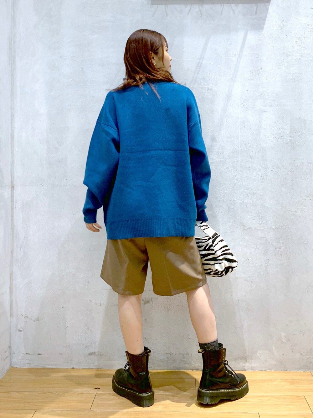「ファーベスト、ニット、ロゴニット、グリーン、ハーフパンツ、トラウザーパンツ、ドクターマーチン、ユニセックス、秋コーデ」｜「PBLIMのPAGEBOYLIM/ジャガードロゴニット（ニット/セーター、グリーン系）」を使った、ゆきほさん（骨格ナチュラル・レディース・159cm）の秋コーディネートの4枚目の写真