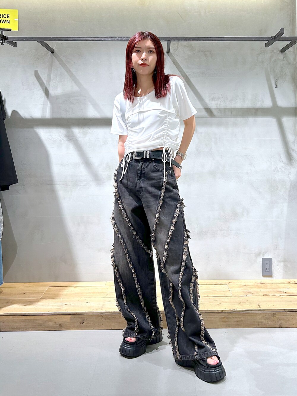 「ドロスト、ショート丈トップス、フリンジ、デニムパンツ、ワイドデニム、個性派、y2k、夏コーデ、ヴィンテージライク、厚底サンダル、ショルダーバッグ、シルバーバッグ」｜「PAGEBOYのドッキングドロストトップス（Tシャツ/カットソー、ホワイト系）」を使った、ゆきほさん（骨格ナチュラル・レディース・159cm）の夏コーディネートの2枚目の写真