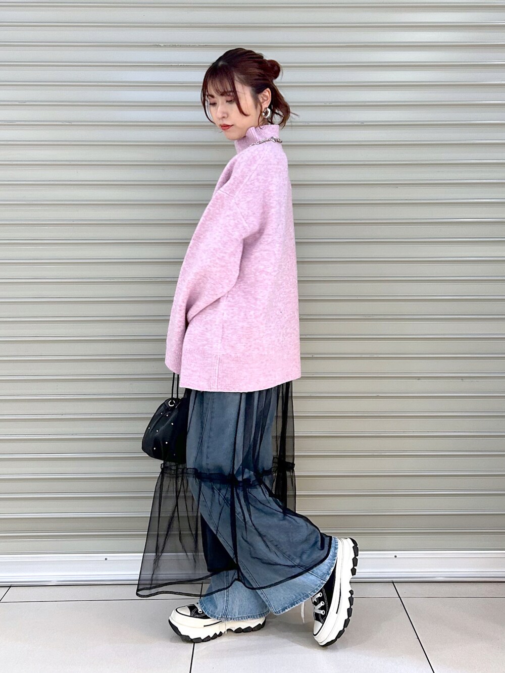 「ハイネックニット、チュールワンピ、レイヤードスタイル、デニムパンツ、ワイドデニム、ニット、ピンク、骨格ナチュラル、カジュアルコーデ、キンチャクバッグ」｜「PAGEBOYのウールMIXマシュマロハイネック（ニット/セーター、レッド系）」を使った、ゆきほさん（骨格ナチュラル・レディース・159cm）の秋コーディネートの3枚目の写真