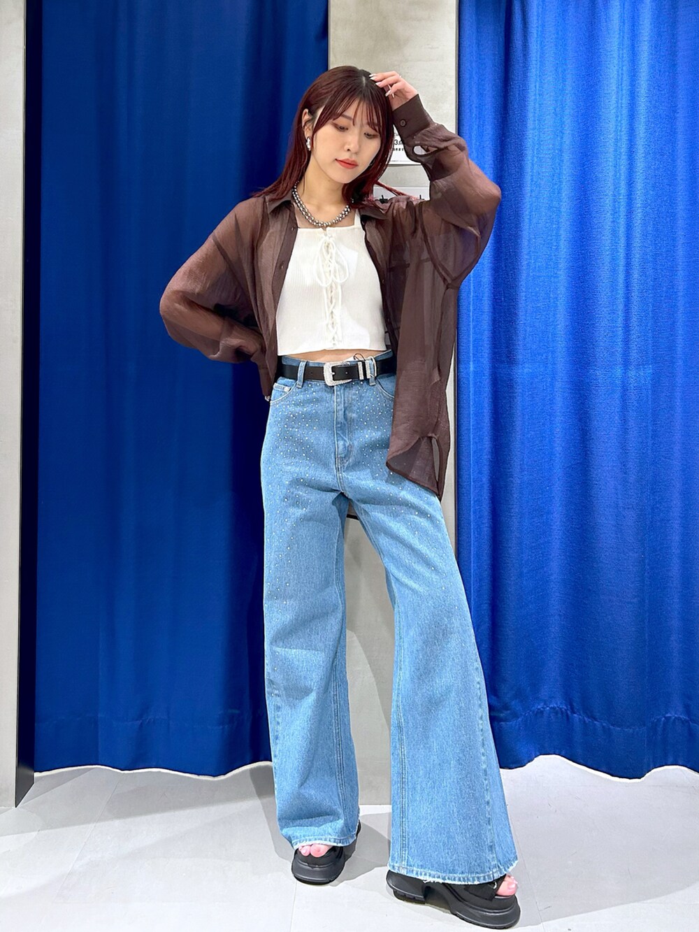 「シアーシャツ、ブラウン、タンクトップ、夏コーデ、きれいめカジュアル、カジュアル、デニム、ワイドデニム、ワイドパンツ」｜「PAGEBOYの<高畠百加着用アイテム>ラインストーンデニム2（デニムパンツ、ブルー系）」を使った、ゆきほさん（骨格ナチュラル・レディース・159cm）の夏コーディネートの2枚目の写真