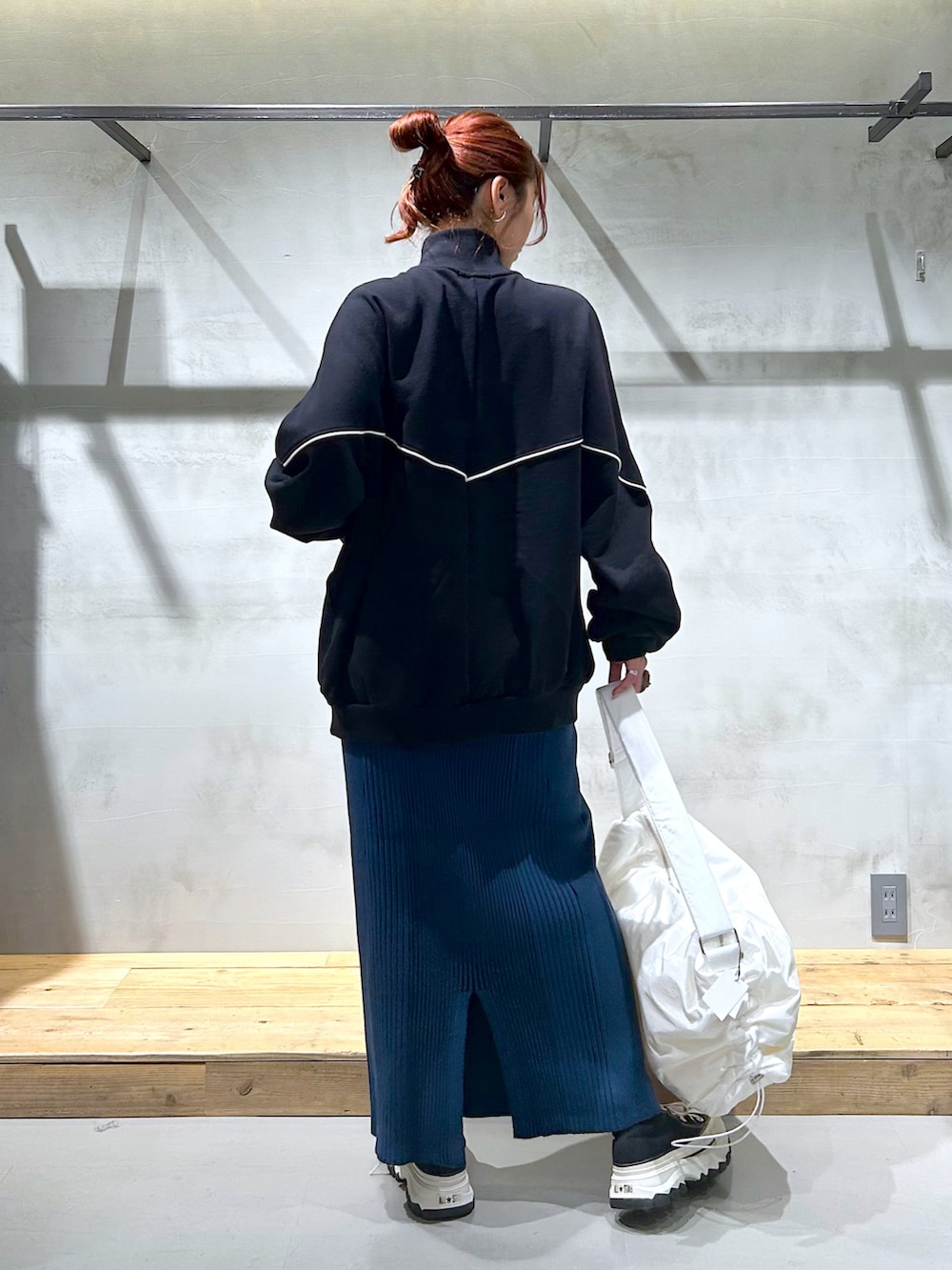 「オーバーサイズ、スポーツミックス、トラックジャケット、スウェット、ニットスカート、ナロースカート、ナイロンバッグ、ラフ、カジュアルコーデ、厚底スニーカー」｜「PAGEBOYのトラックスウェット（スウェット、ブラック系）」を使った、ゆきほさん（骨格ナチュラル・レディース・159cm）の冬コーディネートの4枚目の写真