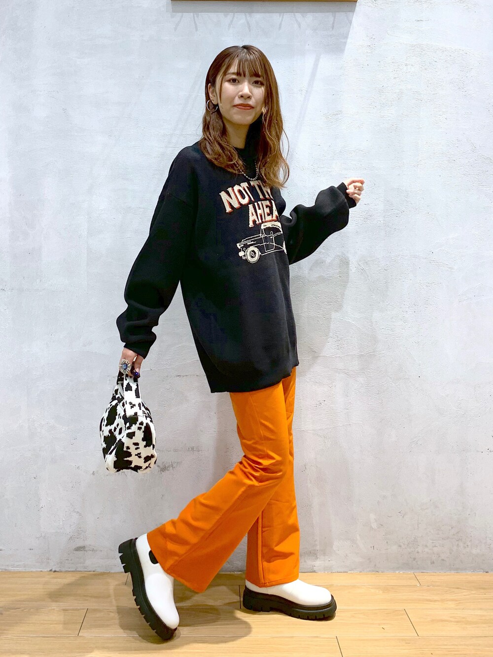 「ロゴニット、ユニセックス、カラーパンツ、フレアパンツ、スラックス、秋のコーデ、PAGEBOY、PAGEBOYLIM」｜「PBLIMのPAGEBOYLIM/クラシックカーニット（ニット/セーター、ブラック系）」を使った、ゆきほさん（骨格ナチュラル・レディース・159cm）の秋コーディネートの2枚目の写真