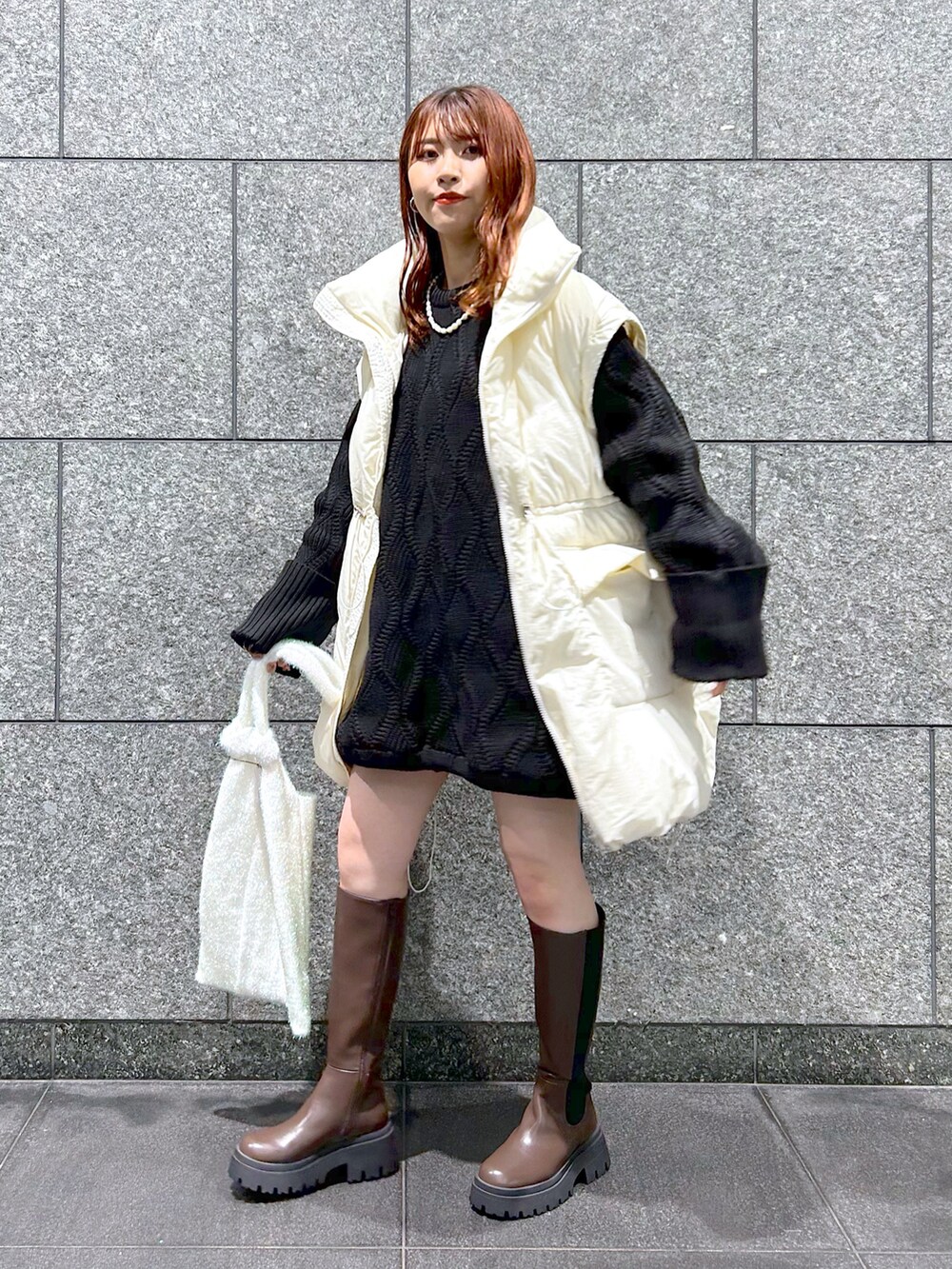 「冬コーデ、ベスト、オーバーサイズ、ニットワンピース、ミニ丈ワンピ、ケーブルニット、ロングブーツ、ブルゾン、冬アウター、冬アウター着回しチャレンジ、デート、ファッションを楽しもう」｜「PAGEBOYのスポンジケーブルチュニック（ニット/セーター、ブラック系）」を使った、ゆきほさん（骨格ナチュラル・レディース・159cm）の秋コーディネートの2枚目の写真