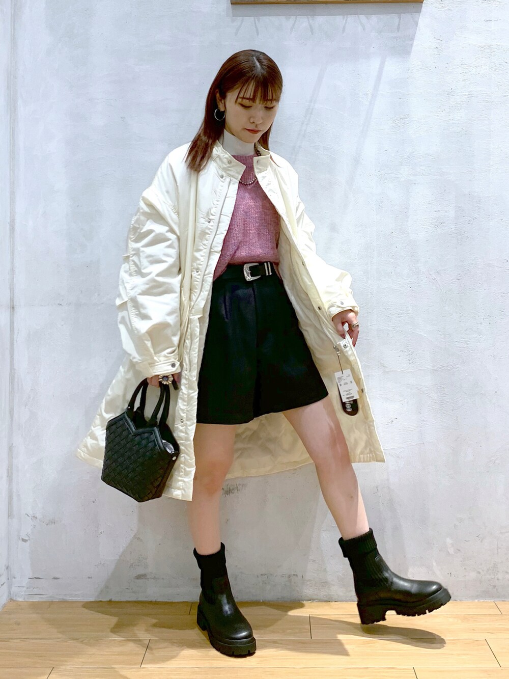 「冬コーデ、セール、モッズコート、冬アウター、ショートパンツ、カジュアルコーデ、ピンクニット、ショートブーツ、PAGEBOY、モード」｜「PAGEBOYのハイネックリブニット（ニット/セーター、ホワイト系）」を使った、ゆきほさん（骨格ナチュラル・レディース・159cm）の冬コーディネートの2枚目の写真