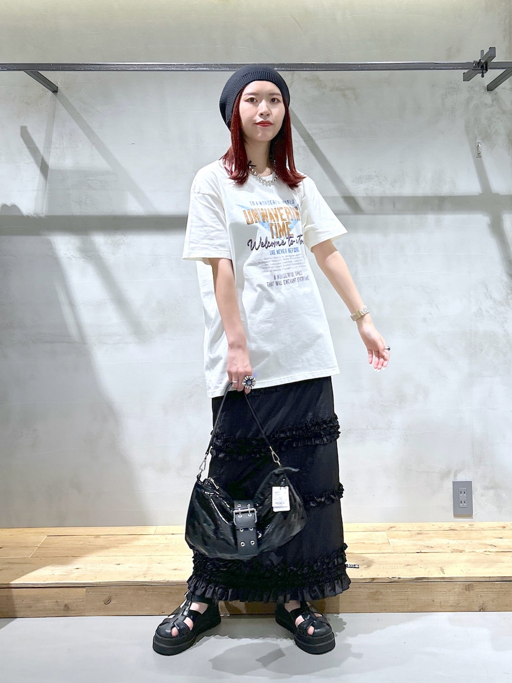 「ロゴT、カジュアル、Tシャツコーデ、フリルスカート、ナロースカート、モノトーン、大人カジュアル、グルカサンダル、ハンドバッグ、エナメルバッグ、ベレー帽、夏コーデ」｜「PAGEBOYのアソートグラフィックルーズT（Tシャツ/カットソー、ホワイト系）」を使った、ゆきほさん（骨格ナチュラル・レディース・159cm）の夏コーディネートの2枚目の写真