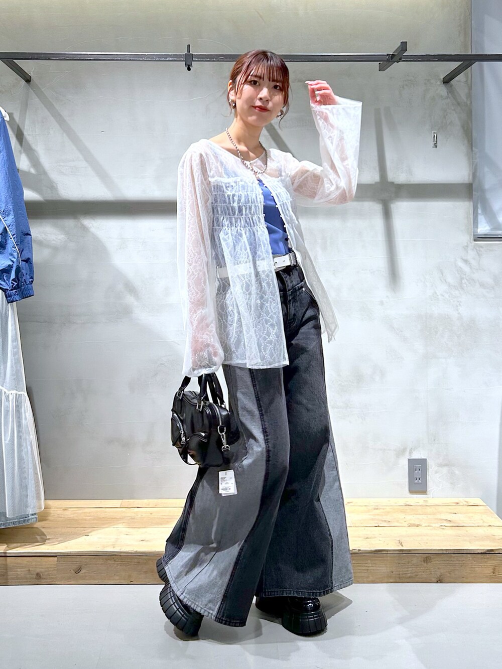 「レースブラウス、ブラウス、ワイドデニム、デニムパンツ、ワイドパンツ、キリカエデザイン、キャミソール、春服、オトナカジュアル、デニム」｜「PAGEBOYのキリカエデニムパンツ（デニムパンツ、ブラック系）」を使った、ゆきほさん（骨格ナチュラル・レディース・159cm）の春コーディネートの2枚目の写真